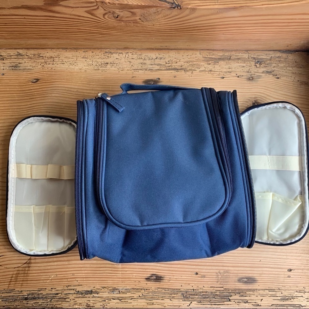 Hanging travel gym bag